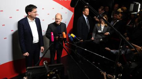 Olaf Scholz (M) und der SPD-Spitzenkandidat für die Landtagswahl 2023, Florian von Brunn (l), geben im Oktober 2022 ein Pressestatement.