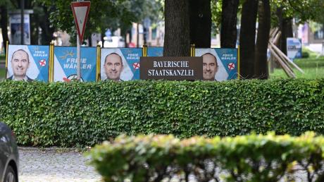 Sicher kein Zufall: Die Freien Wähler haben ihren Chef Hubert Aiwanger auch gleich neben der von Markus Söder geleiteten Staatskanzlei plakatiert. Foto: Sven Hoppe. dpa