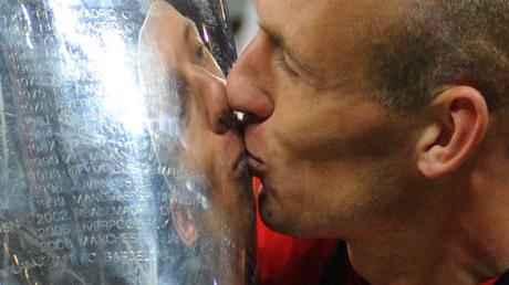 Münchens Arjen Robben küsst die Champions-League-Trophäe.