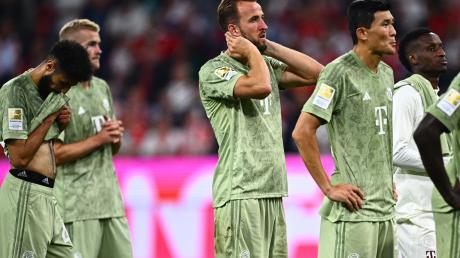 Münchens Noussair Mazraoui, Matthijs de Ligt, Harry Kane und Min-Jae Kim reagieren nach dem Spiel.