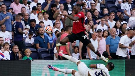 Destiny Udogie (am Boden) von Tottenham Hotspur gegen Aaron Wan-Bissaka von Manchester United.