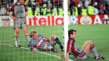 Bayern Münchens Torwart Oliver Kahn (M) und Mehmet Scholl (r) und Michael Tarnat (L) sind am 26.05.1999 nach dem Champions League Finale gegen Manchester United enttäuscht.