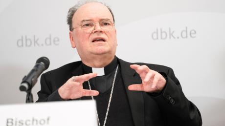 Der Augsburger Bischof Bertram Meier spricht bei einer Pressekonferenz.