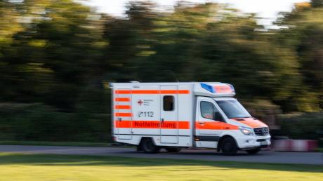 Mit einem Rettungswagen wurde der verletzte Motorradfahrer aus Burggen in eine Klinik gebracht. 