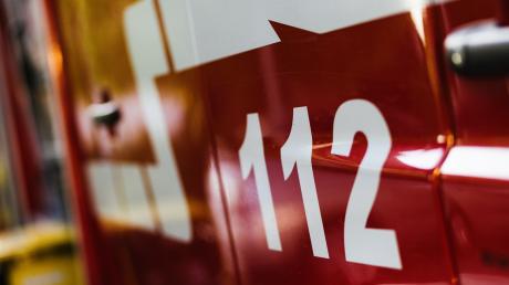 Die Notrufnummer «112» steht auf einem Einsatzfahrzeug der Feuerwehr.
