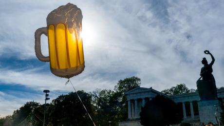 Ein Luftballon in Form eins Bierkruges schwebt auf dem Oktoberfestgelände.