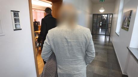 Ein Mann betritt im Landsberger Amtsgericht einen Gerichtssaal.