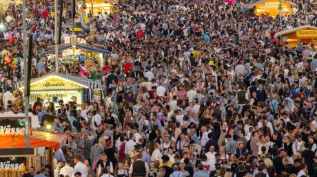 Tausende Wiesn-Besucher drängen sich über das Gelände des 188. Münchner Oktoberfestes.