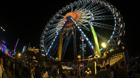 Das beleuchtete Riesenrad steht auf dem Oktoberfestgelände.