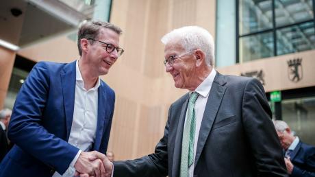 Markus Blume (l, CSU) und Winfried Kretschmann (Bündnis 90/Die Grünen) geben sich die Hand.
