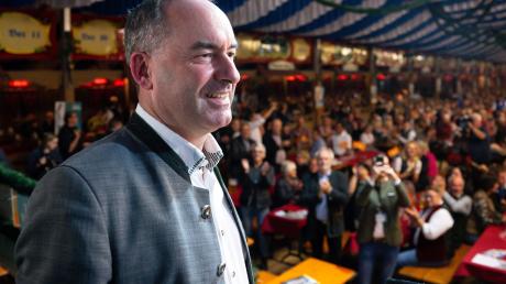 Hubert Aiwanger, Bundesvorsitzender der Freien Wähler, steht in einem Bierzelt.