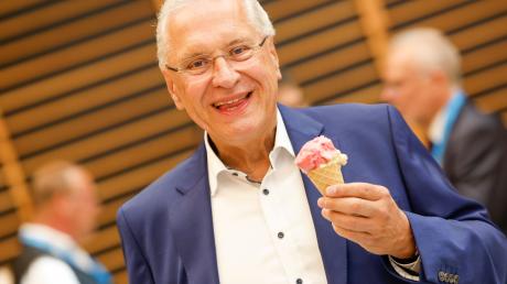 Joachim Herrmann, Innen- und Sportminister von Bayern, isst ein Eis.