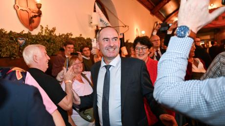 Hubert Aiwanger, Freie-Wähler-Spitzenkandidat  trifft bei der Wahlparty ein.