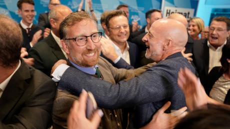 Andreas Winhart (l), parlamentarischer Geschäftsführer der AfD, und Spitzenkandidat Martin Böhm feiern bei der Wahlparty der AfD.