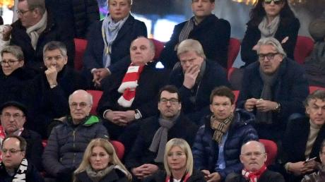 Oliver Kahn (2.v.r.) sitzt auf der Tribüne neben Ex-Präsident Uli Hoeneß (3.v.l.) von München.
