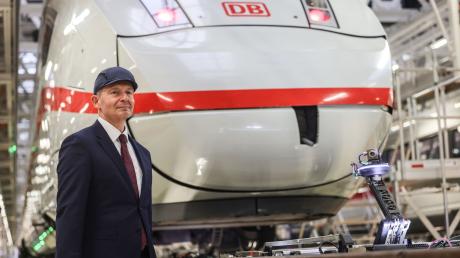 Volker Wissing (FDP), Bundesverkehrsminister, steht vor einem ICE der Deutschen Bahn in der Wartungshalle.