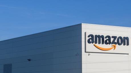 "Amazon" steht in großen Lettern an der Fassade des Amazon-Logistikzentrums in Sülzetal.