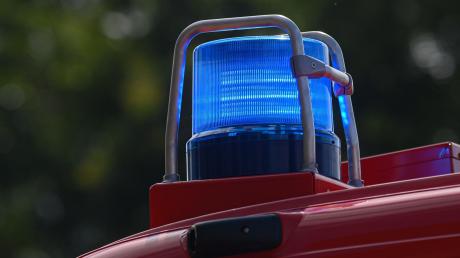 Die Feuerwehr rettete am Sonntag einen Jungen, der sich auf einem Spielplatz in Diedorf eingeklemmt hatte. 