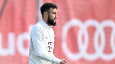 Noussair Mazraoui kommt zu einer Trainingseinheit des FC Bayern München auf den Platz.