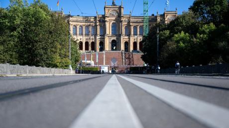 Ein Baukran steht vor dem Maximilianeum, dem Sitz des Bayerischen Landtags.