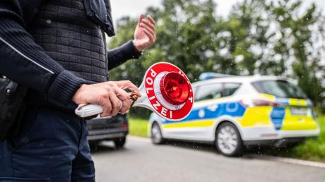 Bei einer Polizeikontrolle in Möttingen ziehen die Beamten einen Lkw-Fahrer aus dem Verkehr.