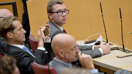 Daniel Halemba (M) sitzt wieder in der Plenarsitzung des Bayerischen Landtags.