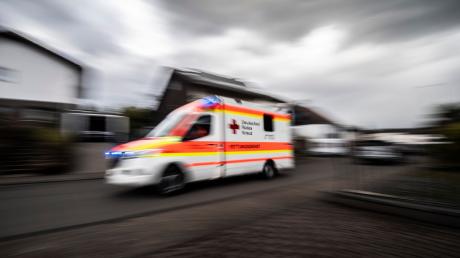 Eine 17-Jährige, die mit ihrem Kleinkraftrad in Jettingen-Scheppach gestürzt ist, musste vom Rettungsdienst versorgt werden.