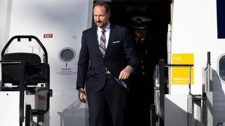 Norwegens Kronprinz Haakon steigt in München aus einem Flugzeug aus.