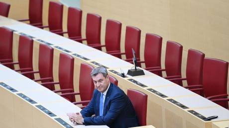 Der neu gewählte bayerische Ministerpräsident Markus Söder (CSU) sitzt im Bayerischen Landtag.