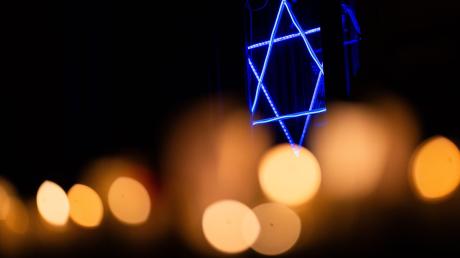 Kerzen stehen vor der Synagoge nach einem Schweigegang vor dem Gedenktag der Pogromnacht vor 85 Jahren.