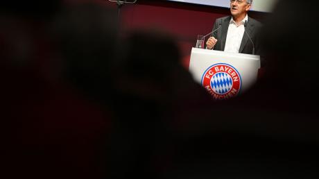 Herbert Hainer, der Präsident des FC Bayern, spricht.
