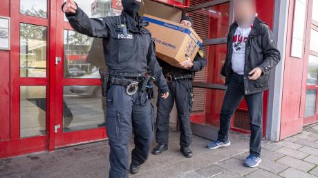 Polizei transportieren aus dem Gebäude der Islamischen Vereinigung Bayern in München Kisten ab.