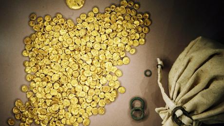 Am 22. November 2022 ist im Manchinger Kelten-Römer-Museum ein Goldschatz aus der Keltenzeit gestohlen worden. Ein Jahr später sitzen zwar vier Verdächtige in Untersuchungshaft, doch von einem Großteil der Münzen fehlt noch immer jede Spur.
