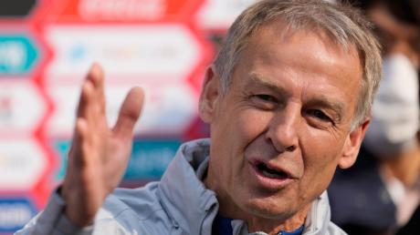 Jürgen Klinsmann (r), neuer Nationaltrainer von Südkorea, beantworte.