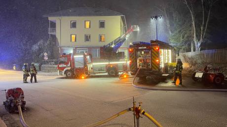 Die Feuerwehr bekämpft den Brand in einer Asylbewerberunterkunft im oberfränkischen Selb.