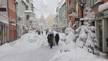 Schneemassen liegen in den Straßen der Altstadt von Füssen. S
