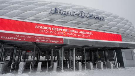 Eine Anzeigentafel mit der Aufschrift „Stadion gesperrt.