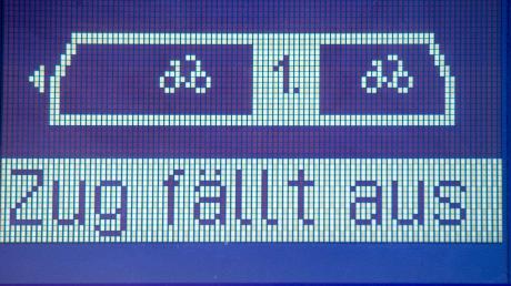 Auf einer Anzeigetafel im Bahnhof Neubrandenburg steht «Zug fällt aus».