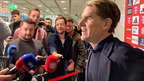 Christoph Freund (r), Sportdirektor FC Bayern München, spricht zu Medienvertretern.