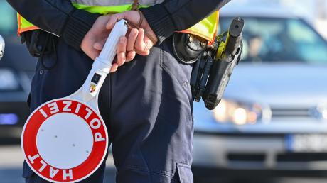 Bei einer Polizeikontrolle am Donnerstag in Aindling wird ein Mann angehalten, der keine Fahrerlaubnis besitzt.