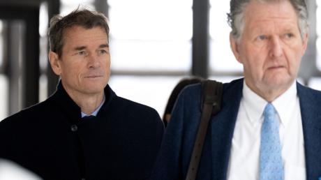 Der Ex-Nationaltorwart Jens Lehmann (l) kommt mit seinem Anwalt Christoph Rückel in das Amtsgericht.