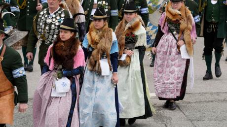 Junge Frauen in Tracht und mit Fuchspelz nehmen an einer Gedenkfeier für die Opfer der Sendlinger Mordweihnacht von 1705 teil.