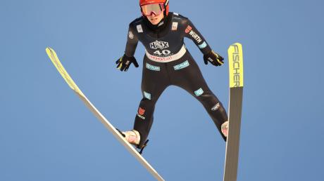 Skispringerin Katharina Schmid aus Deutschland in Aktion.