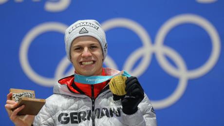 Olympiasieger Andreas Wellinger aus Deutschland jubelt bei der Medaillenvergabe über die Goldmedaille.