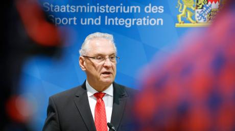 Bayerns Innenminister Joachim Herrmann (CSU) bei einer Pressekonferenz.
