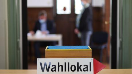 Ein Hinweisschild mit der Aufschrift "Wahllokal" steht am Eingang eines Wahllokales in Wernigerode.
