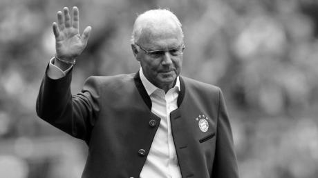 Ehrenpräsident Franz Beckenbauer von München geht während der Präsentation der Meistermannschaften vor Spielbeginn zum Podium und winkt.