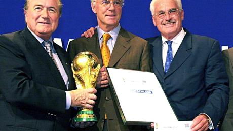 Der damalige FIFA-Präsident Joseph Blatter (l-r), Franz Beckenbauer, damaliger Präsident des Organisationskomittees der Fußball-WM 2006, und Fedor Radmann, damaliger Vize-Präsident des Organisationskomittees der Fußball-WM 2006.