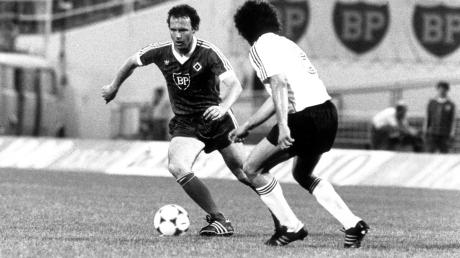 Spielszene mit Münchens Paul Breitner (r) und Hamburgs Franz Beckenbauer bei dessen Abschiedsspiel am 1.6.1982 im Hamburger Volksparkstadion.