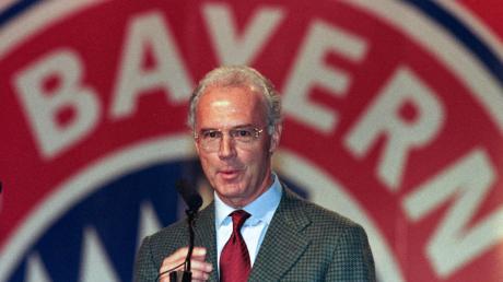 Franz Beckenbauer, damaliger Präsident des FC Bayern München, spricht während der Jahreshauptversammlung des Vereins in der Olympiahalle.
